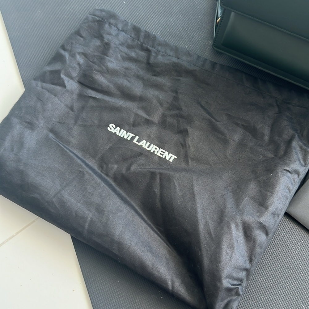 Authentic Saint Laurent Green Leather Shoulder Bag with Iconic YSL Logo. - Picture 4 of 16